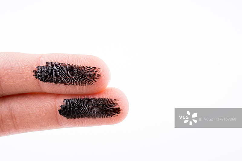 涂有颜料的手指，白色背景上指尖涂有黑色颜料的手部特写图片素材