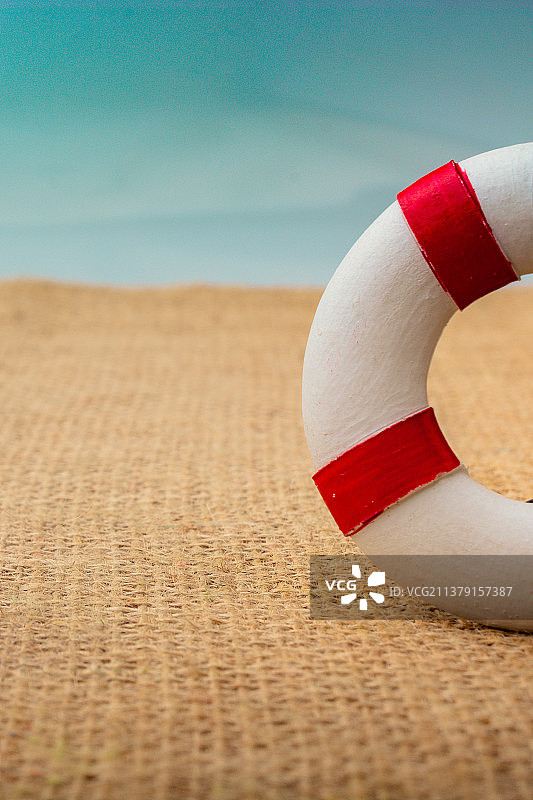 男人模型被箭头引向救生圈图片素材