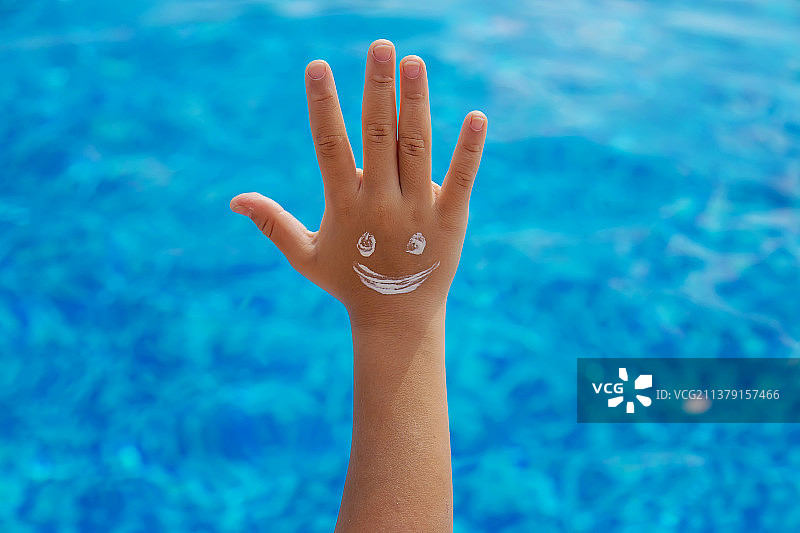 儿童在手上涂抹防晒霜（选择性焦点）图片素材