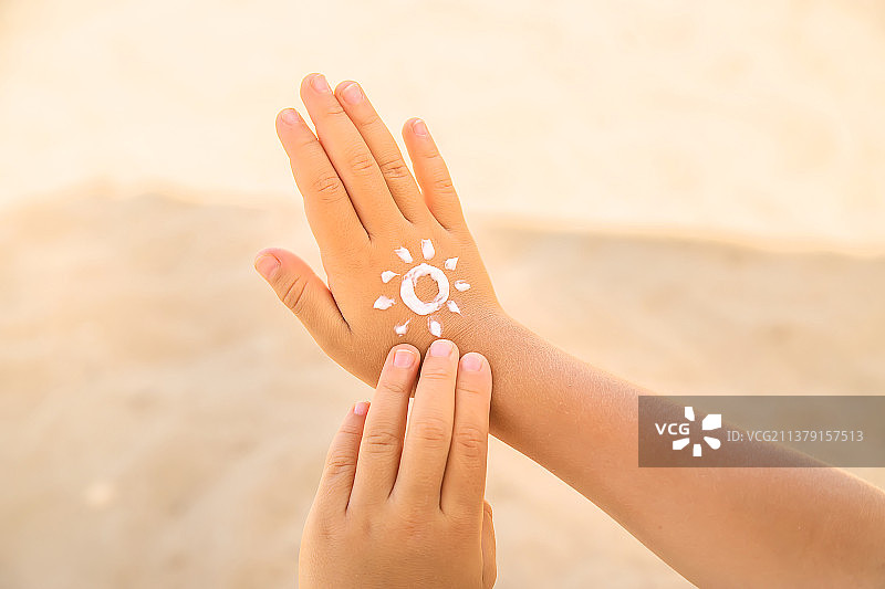 儿童皮肤上的防晒霜特写图片素材