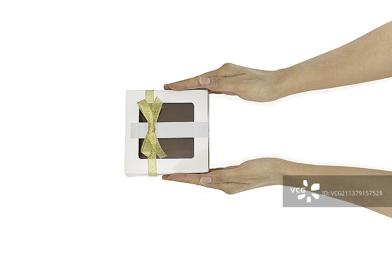 女人手拿礼品盒或礼物盒，顶部视角图片素材