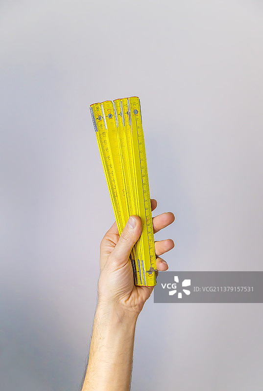 男性用卷尺进行维修（选择性聚焦）图片素材