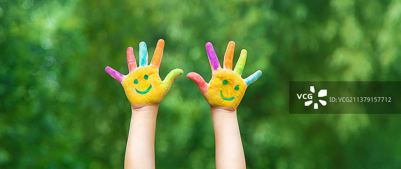 儿童手绘笑脸（选择性聚焦）图片素材