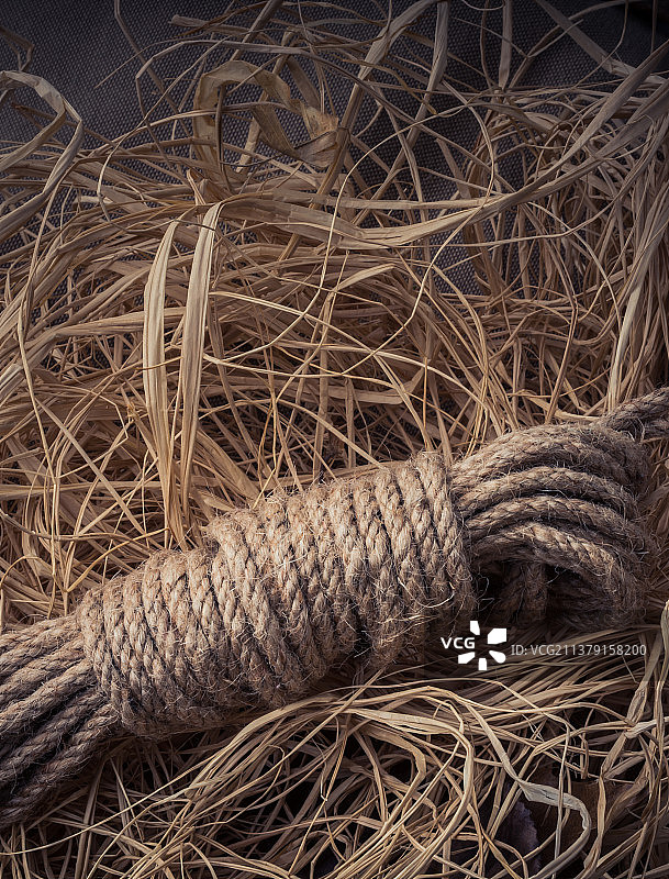 稻草背景中的亚麻绳捆图片素材
