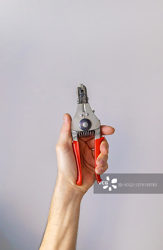 男性手中带电工钳特写图片素材