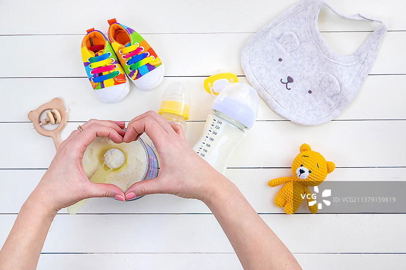 白色背景上的牛奶婴儿奶瓶图片素材