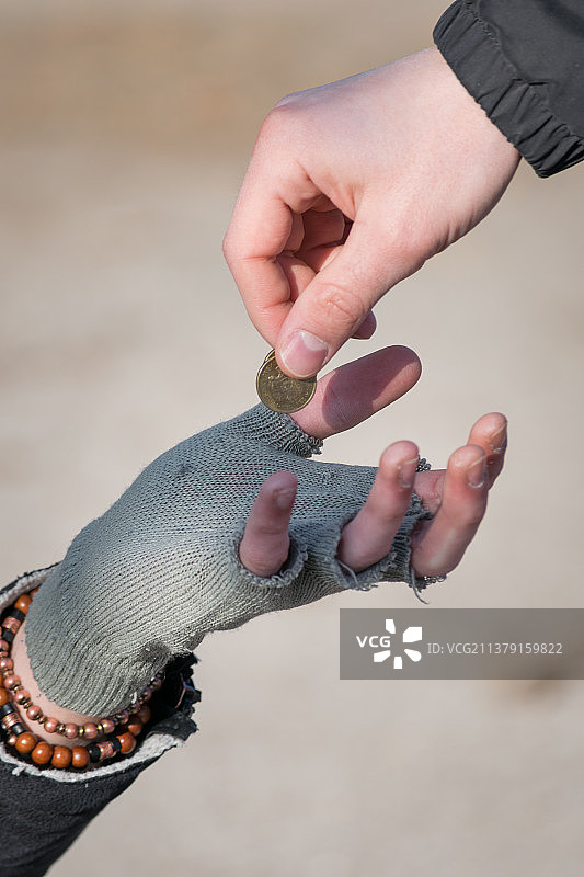 流浪男人为食物乞讨图片素材