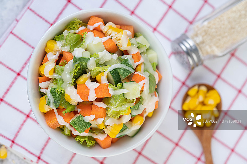 黄瓜玉米胡萝卜生菜沙拉图片素材
