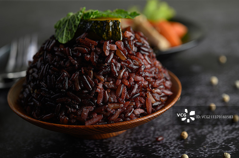 木碗盛放的紫米配薄荷叶图片素材