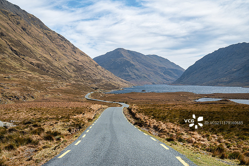 爱尔兰都洛夫谷：山间公路美景与都洛夫谷大饥荒纪念碑图片素材