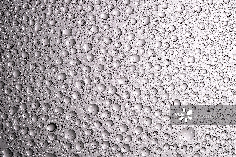 透明灰色背景上的水滴图片素材