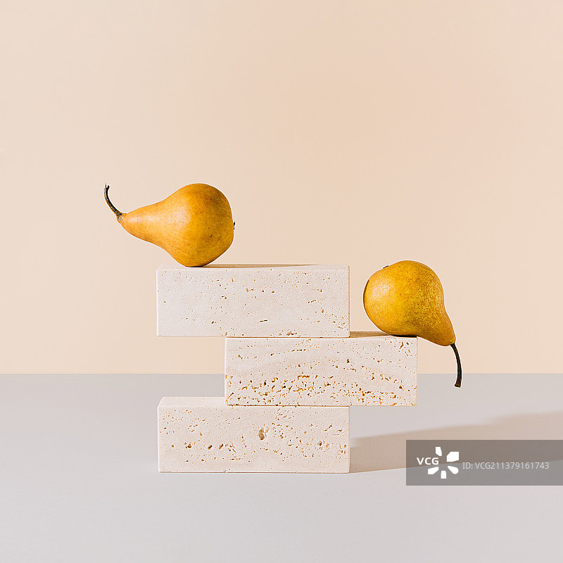影棚静物产品拍摄：讲台上的两个成熟梨图片素材
