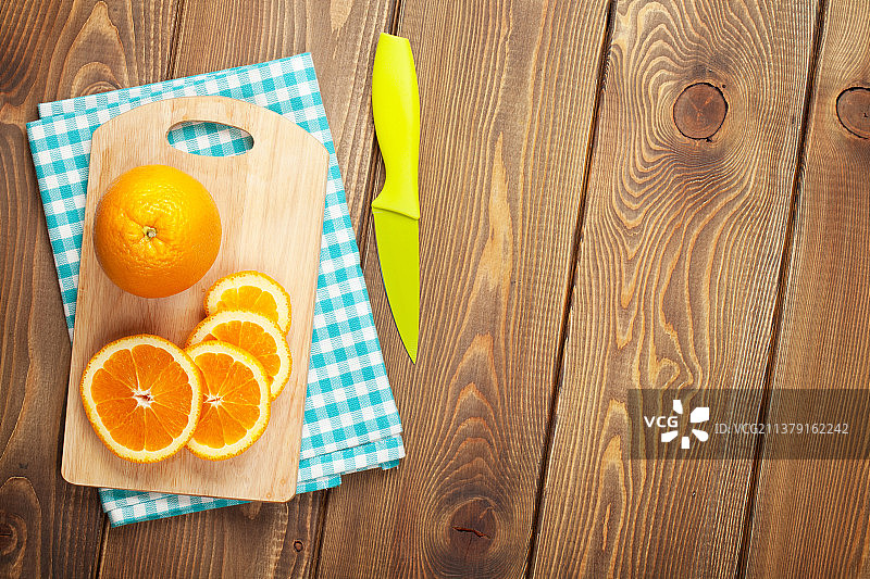 切菜板上的橙子切片俯视图图片素材