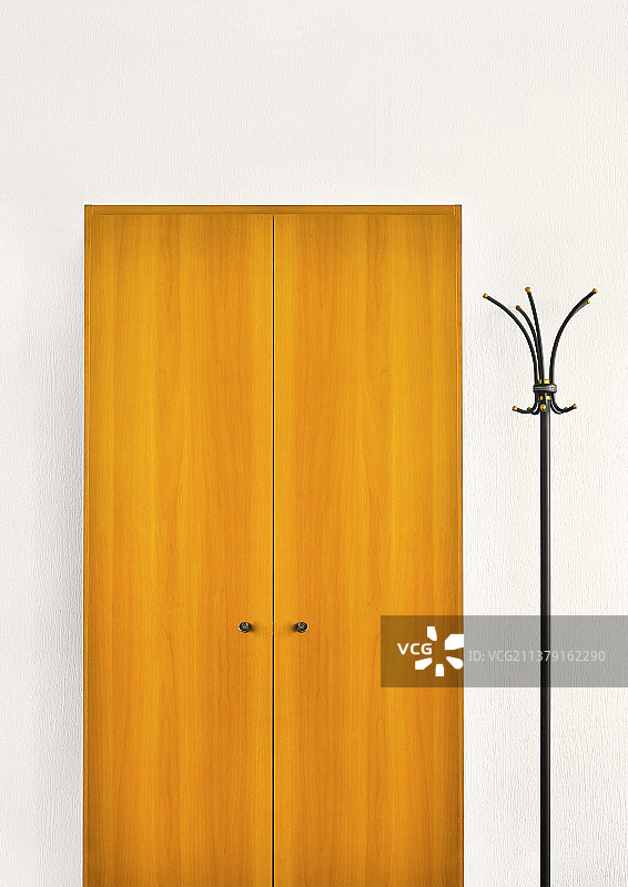 白色墙壁上的绳索挂衣木制衣柜特写图片素材