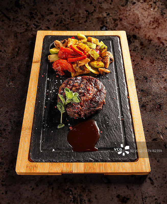 成熟的阿根廷肋眼牛排，石板上肉的高角度视图图片素材