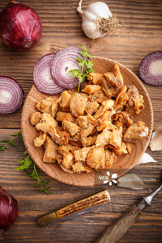 自制猪肉脆皮，餐桌美食高角度拍摄图片素材