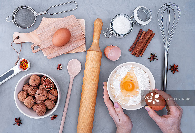 糕点师工作台俯视图：制作馅饼面团图片素材