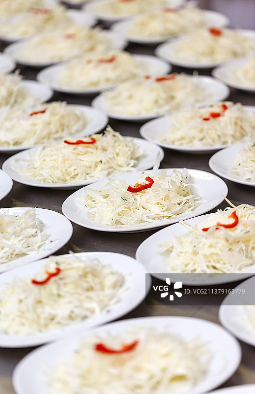 餐桌上的美食：白色餐盘图片素材