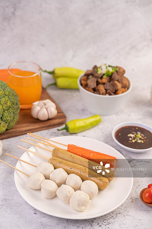 白盘猪肉丸：餐桌美食的高角度视图图片素材