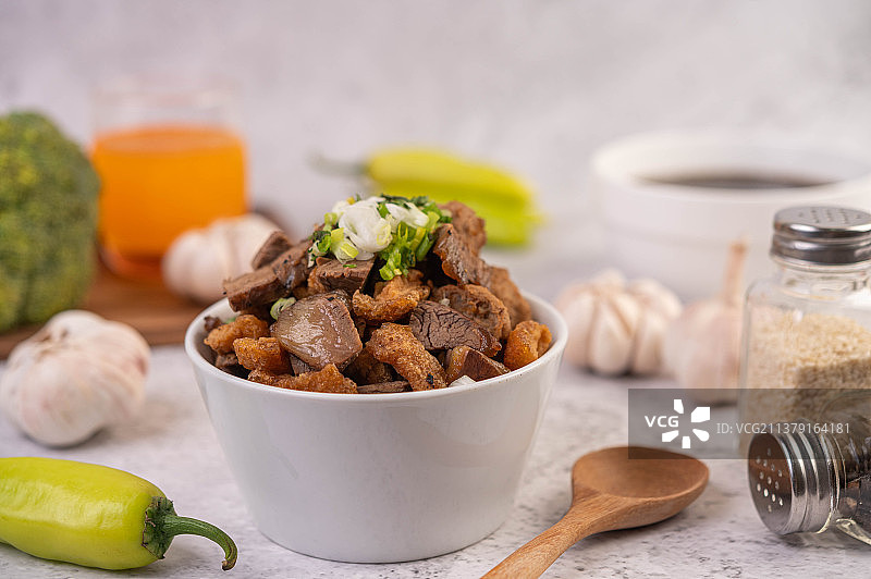 杯装粿汁配猪肉丸和猪肉脆片图片素材