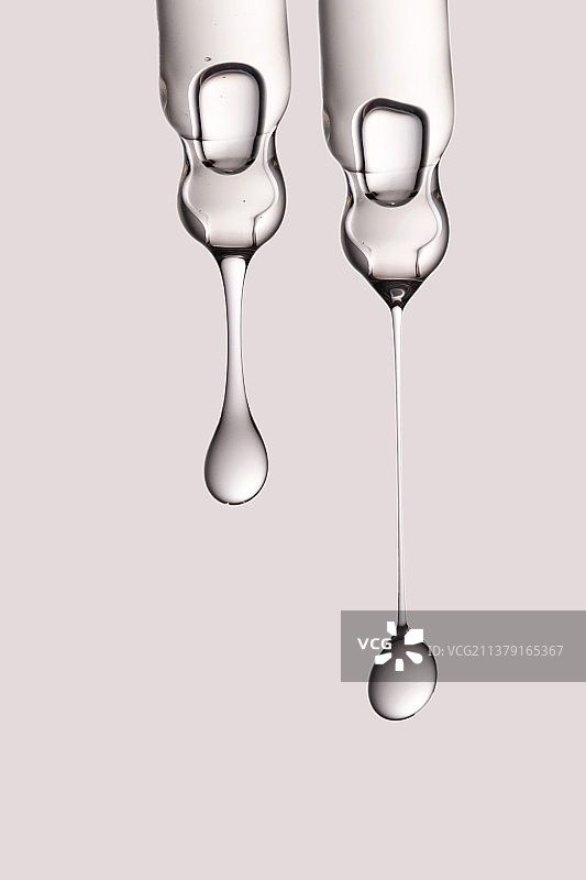 带精华液、凝胶、精油或其他化妆品的滴管图片素材