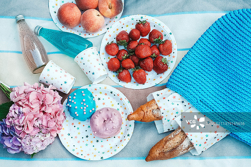包含草莓、法棍面包、饮料和针织野餐包的野餐套装图片素材