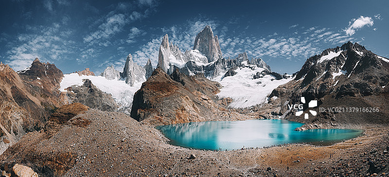 阿根廷圣克鲁斯省的湖泊和雪山全景菲茨罗伊峰图片素材