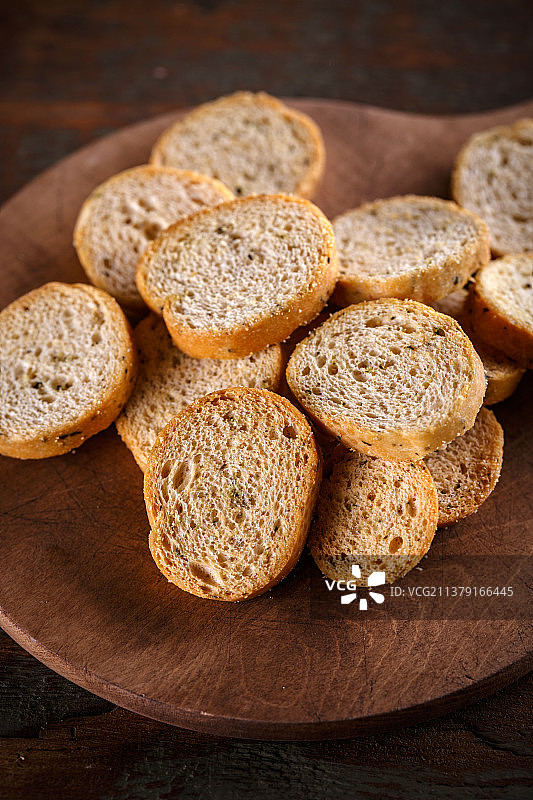 切片面包丁，砧板面包高角度视图图片素材