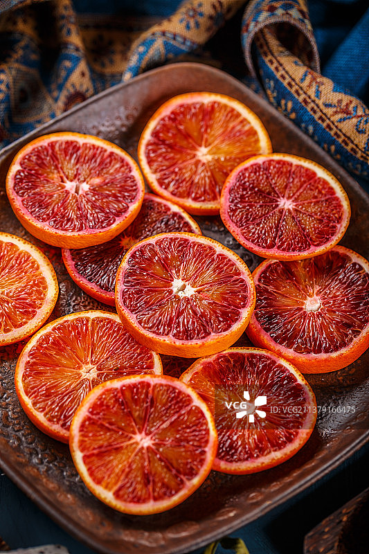 血红色橙子切片，碟子中葡萄柚切片的高角度视图图片素材