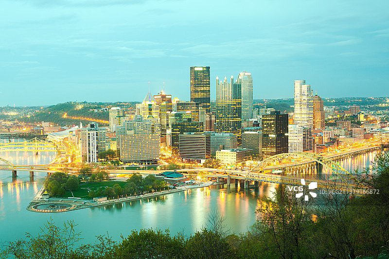 河流沿岸的灯光建筑航拍图片素材