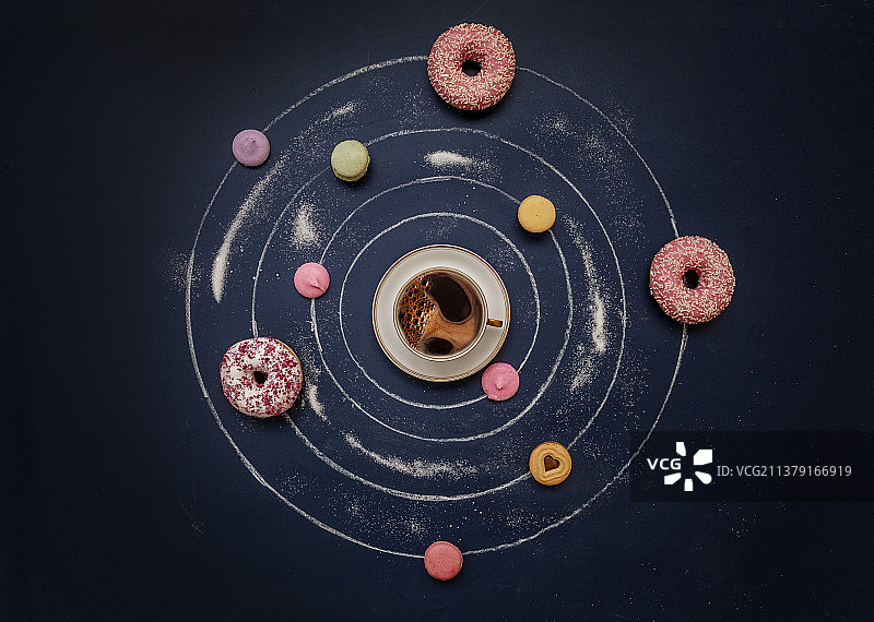 咖啡、甜甜圈和彩色马卡龙图片素材