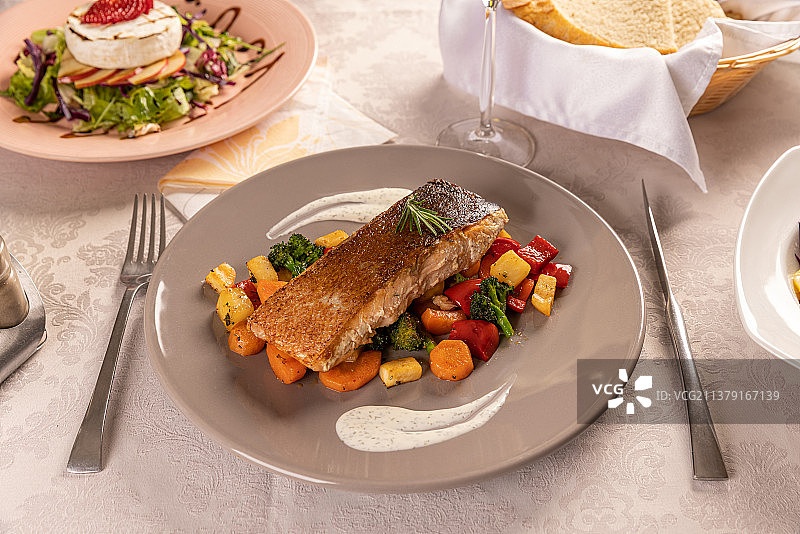 烤鱼片，高角度拍摄的盘装美食图片素材