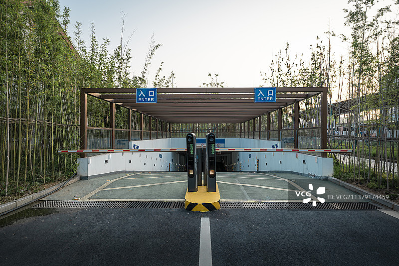 无人值守的地下停车场入口.信息化.自动收费图片素材