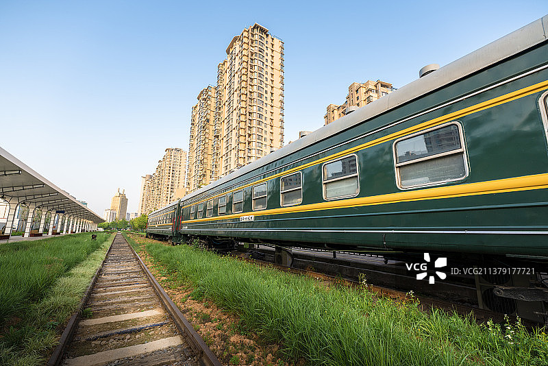 阳光下的火车站.月台.绿皮火车.铁轨图片素材