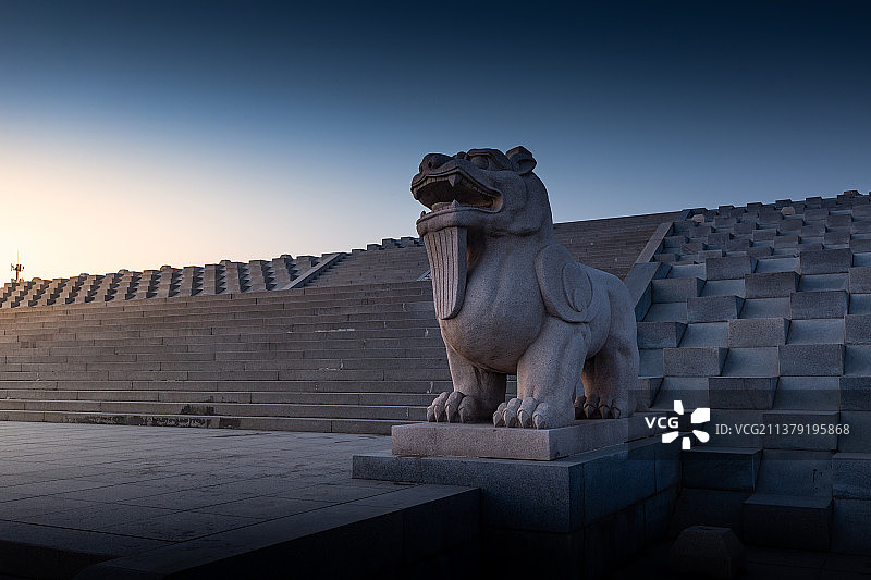 中国河南郑州黄河文化公园内的炎黄广场夜晚风光图片素材