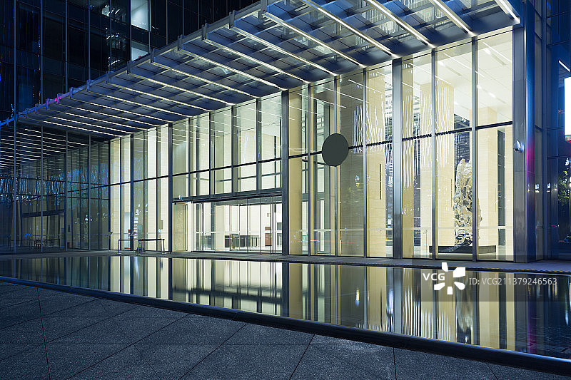 现代风格夜晚写字楼大厅大门入口图片素材