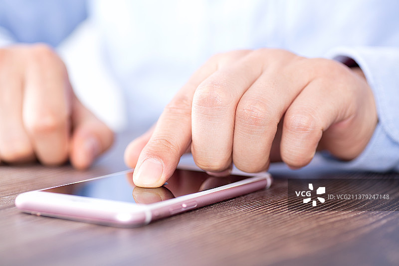 特写正在使用手机图片素材