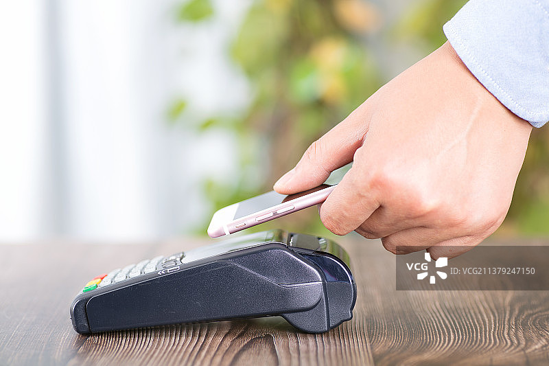 手机扫码POS机付款图片素材