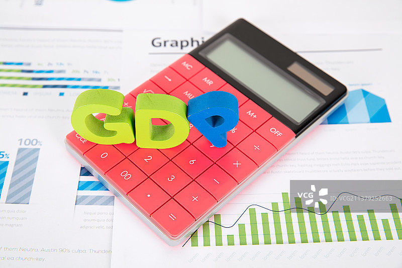 金融图表上的计算器和计算器上的英文字母GDP模型图片素材