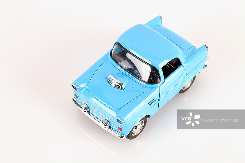 白背景上蓝色的小汽车模型图片素材