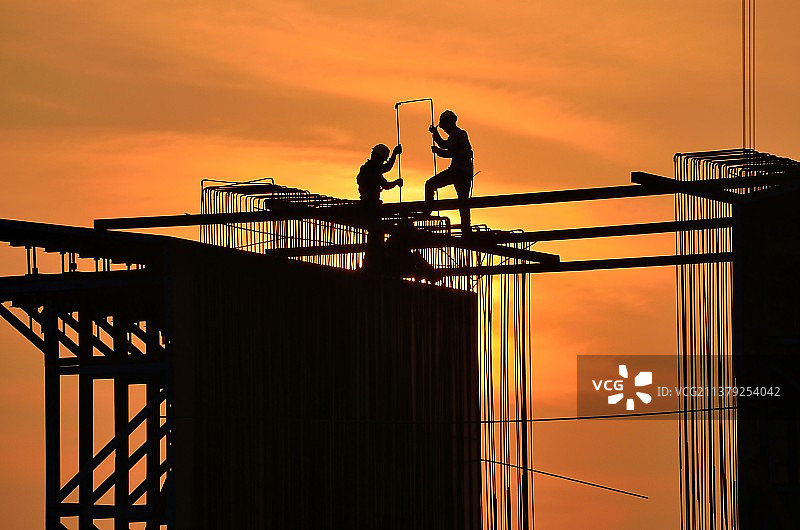 晚霞中的建设者图片素材