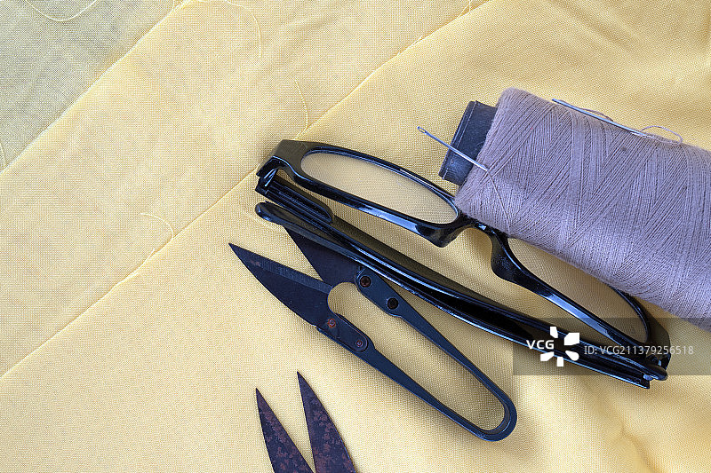 黄色布料和裁剪工具图片素材