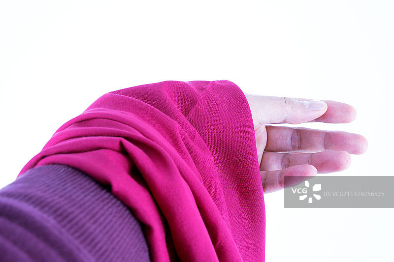 白背景上胳膊上挂的布料图片素材