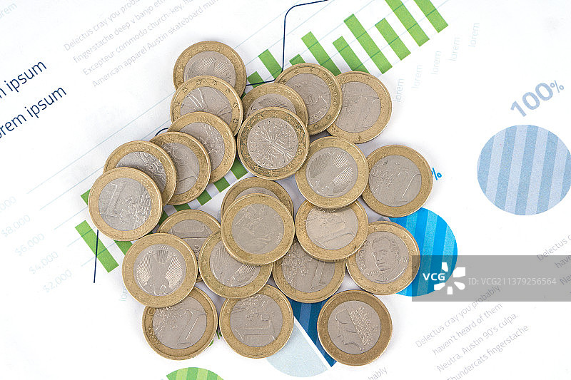 金融图表上一堆欧元硬币图片素材