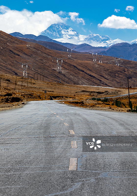 西藏日喀则318国道汽车广告背景图图片素材