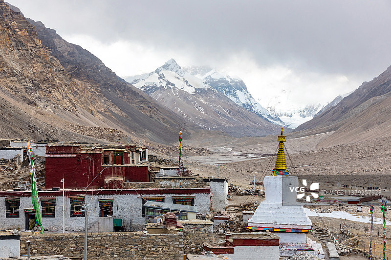 西藏日喀则珠峰大本营绒布寺图片素材