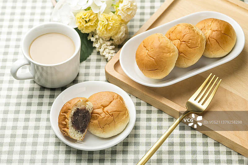一盘豆沙面包摆放在格子桌布上特写图片素材