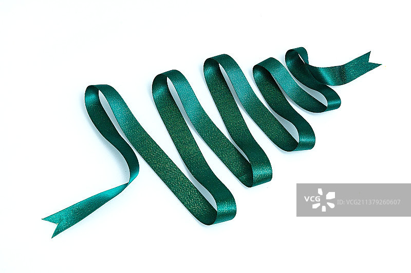 白色背景上面绿色的金属光泽丝带图片素材