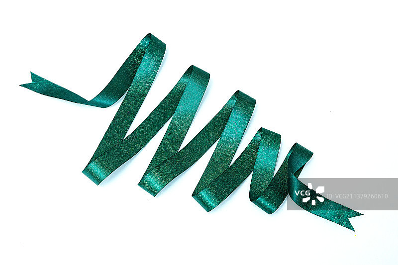 白色背景上面绿色的金属光泽丝带图片素材