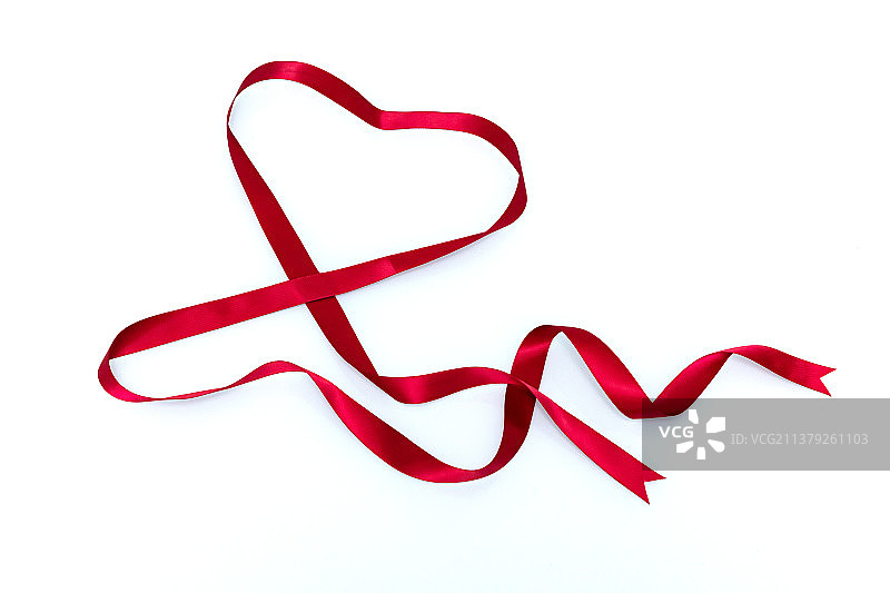 白色背景上的金属光泽的红色丝带图片素材